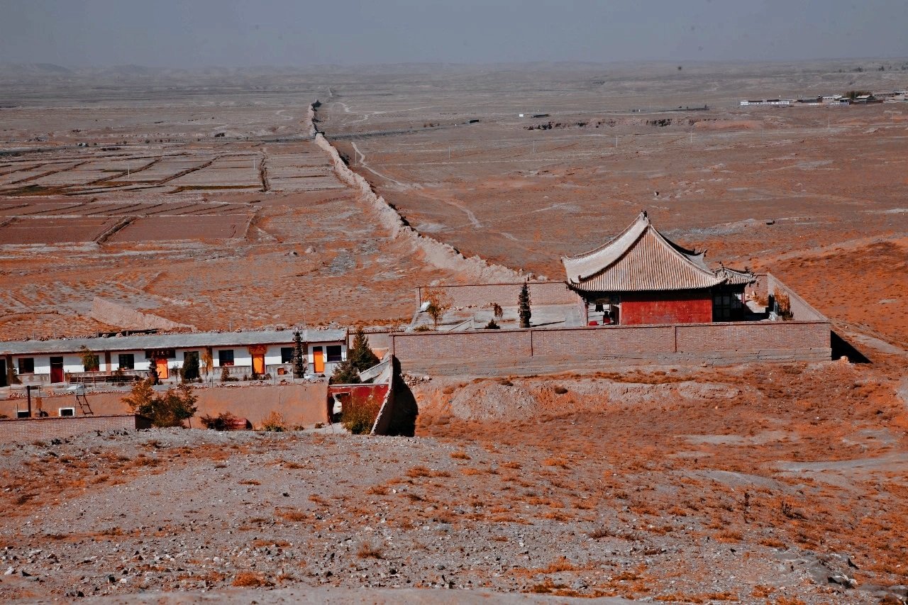 ▲大靖镇外的明长城蜿蜒而来