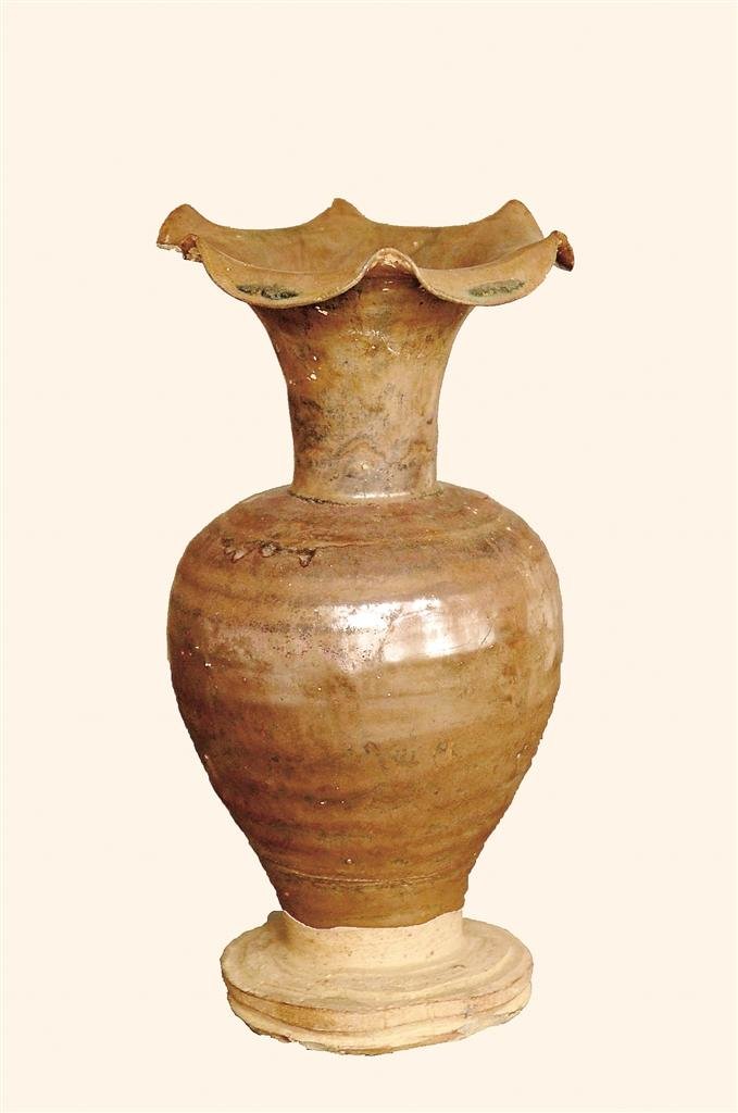 民窑褐釉荷花口瓶