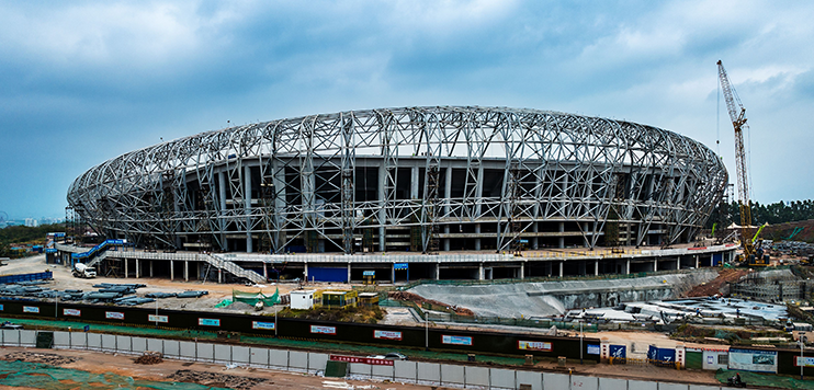 全面健身中心综合体育场钢结构拼装,吊装正在加紧施工