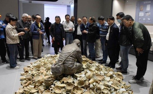 陶瓷残片展陈吸引参观者