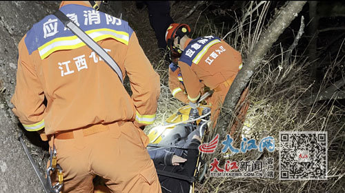 救援人员小心翼翼地将男子固定在担架上。