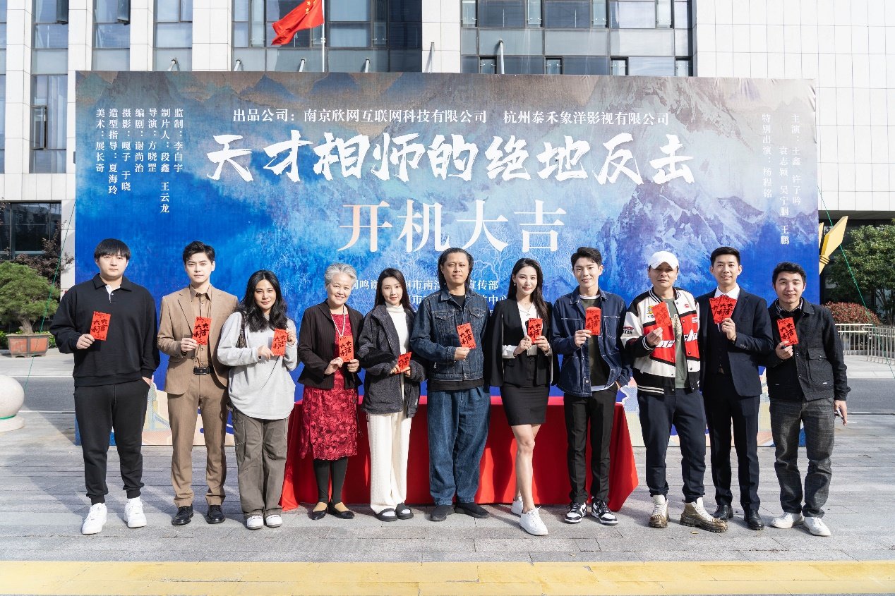 一群人站在一起合影描述已自动生成