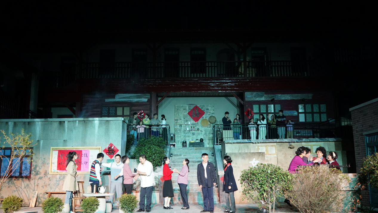 实景话剧《里院》首演 再现青岛老城烟火气