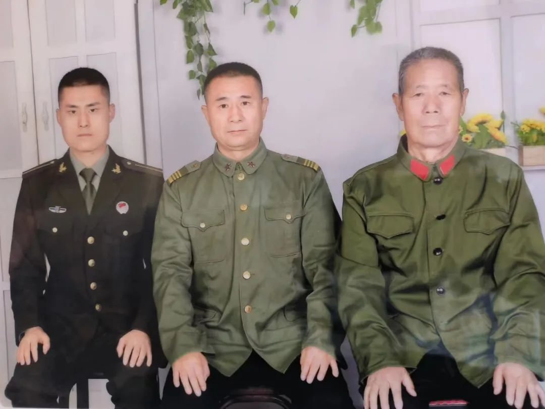 ▲白浩然(左)与父亲白明(中)、祖父白千林(右)