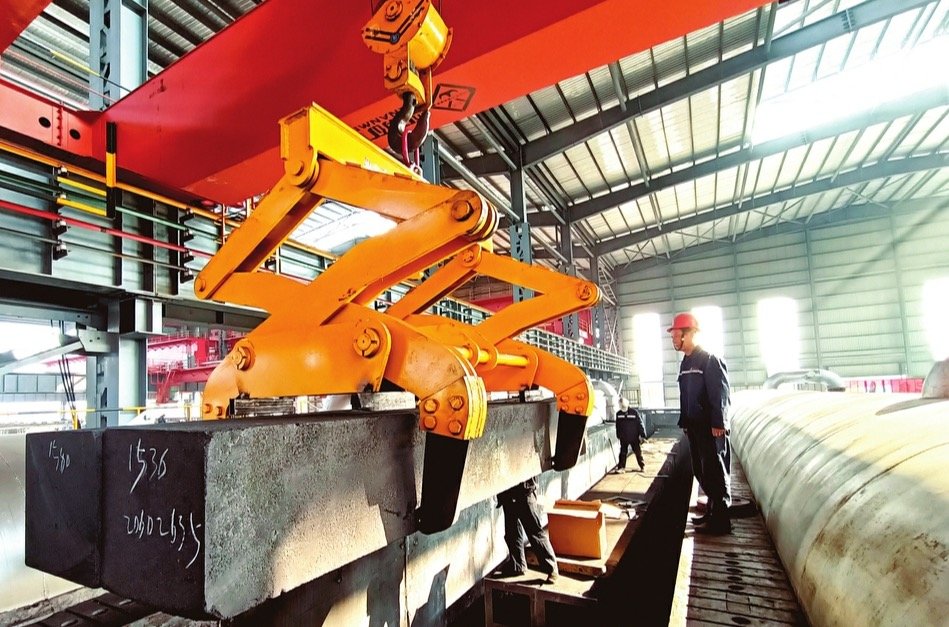 10月27日，太谷经济技术开发区，山西三晋碳基新材料科技有限公司技术人员正在为澳大利亚和沙特的客户生产铝电解用阴极碳素制品。近年来，该企业着重开发碳基新材料，年产值达到6.5亿元，产品销往美国、加拿大、挪威等28个国家和地区，年出口创汇4000万美元。（孙泰雁 摄）