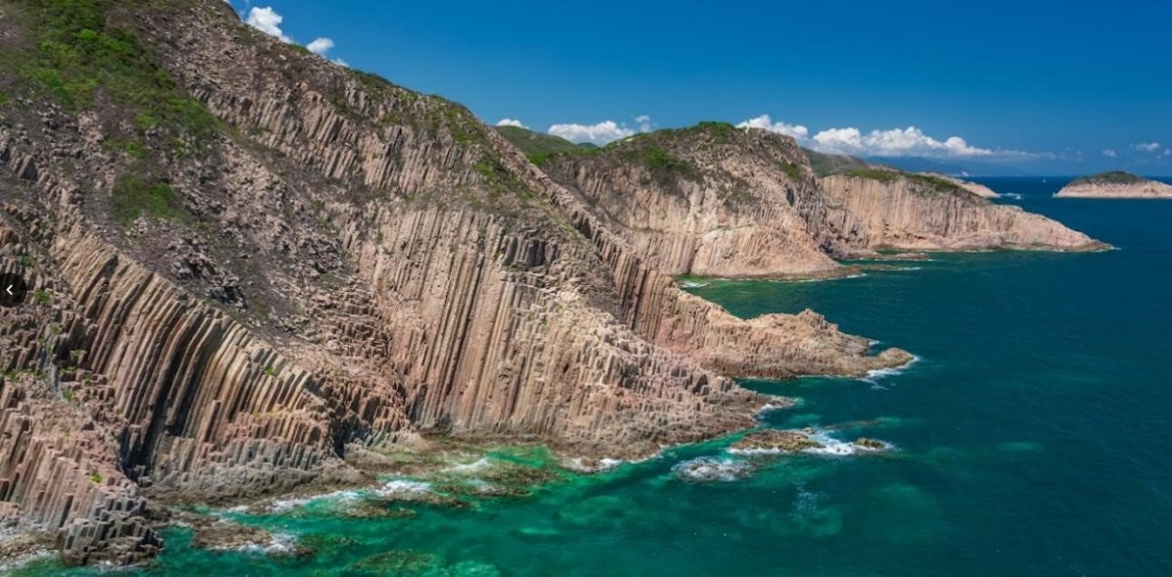 香港粮船湾花山海岸，一望无际的海岸布满整齐排列的岩柱。