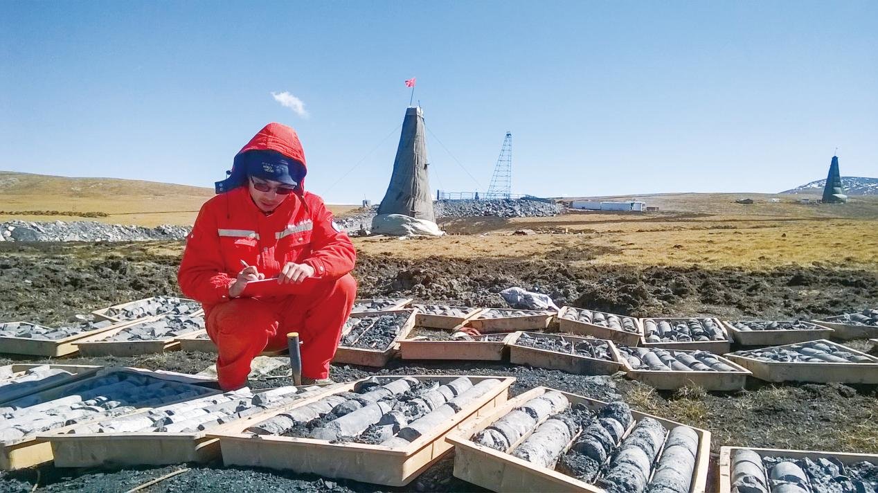 (青海省木里镇天然气水合物预开采项目:完成主井一口,副井两口,三口井实现定向对接,顺利实现了预开采,并成功进行了点火试验)