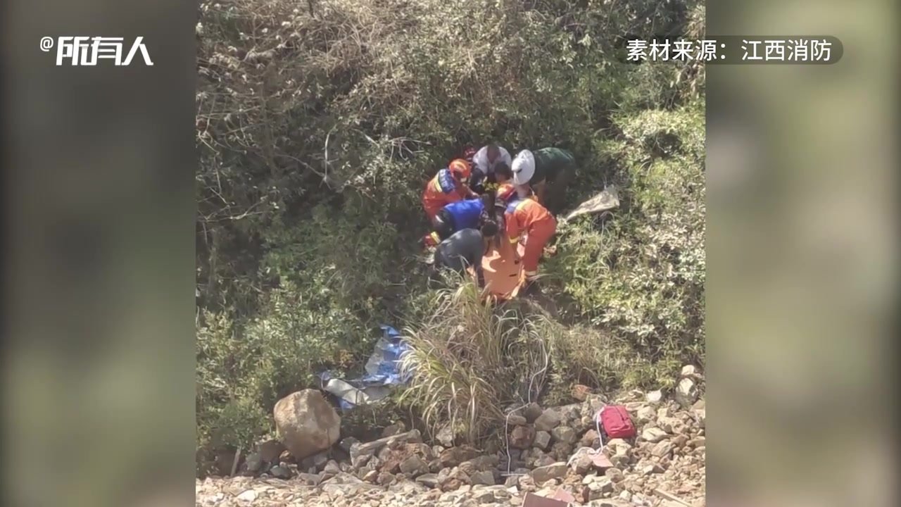 女子山坡下干活被滚下的石块砸伤_凤凰网视频_凤凰网