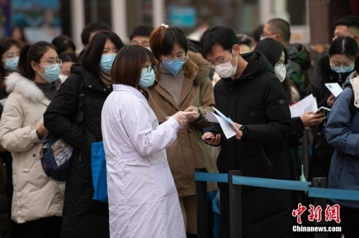 2021年11月28日，山西省太原市，考生步入考场前出示准考证。 <a target='_blank' href='/'>中新社</a>记者 韦亮