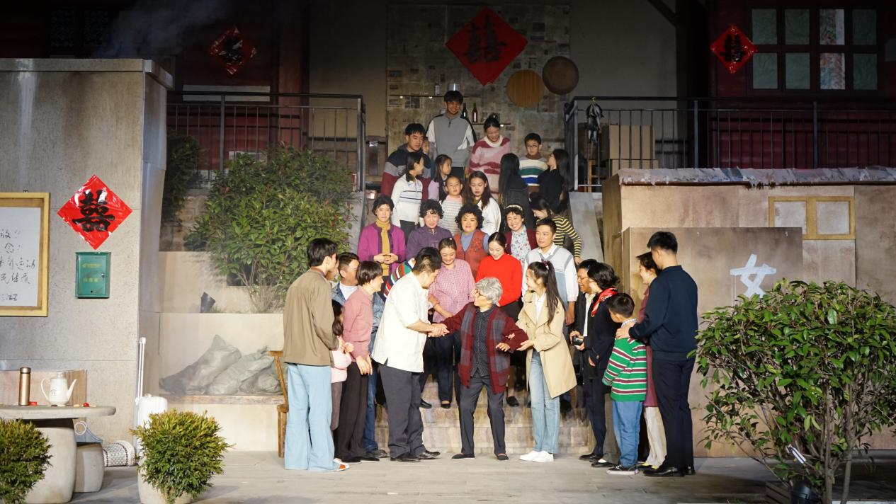 实景话剧《里院》首演 再现青岛老城烟火气