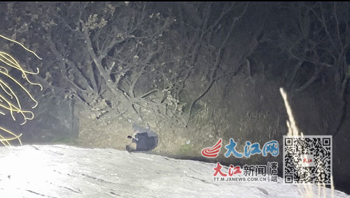 男子坠落悬崖。