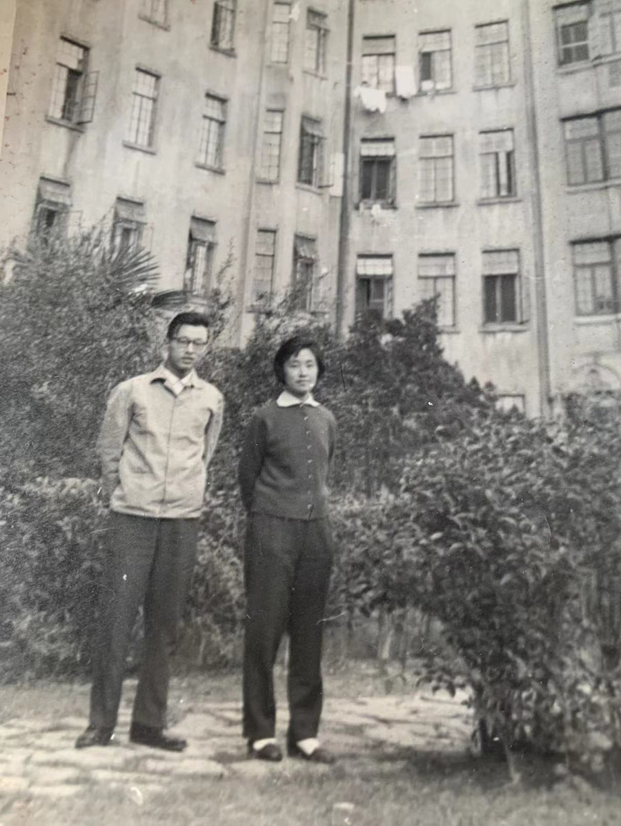 吴永湄和先生朱丰泉在枕流公寓花园中合影