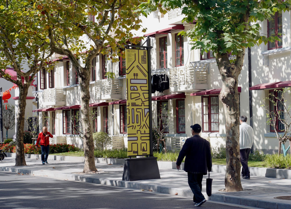 在上海曹杨新村拍摄的改造和更新后的曹杨一村周边道路(2021年10月28日摄)。新华社记者 刘颖 摄