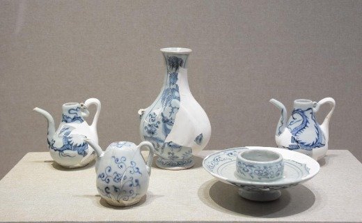 青花三爪龙纹执壶、青花扁执壶、青花卷草灵芝纹爪棱执壶、青花缠枝花卉纹器托（元代1271-1368年）