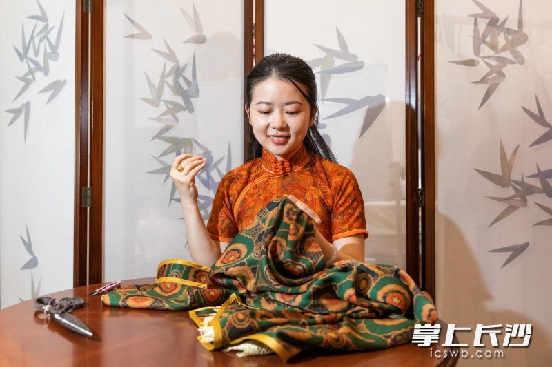 长沙90后女孩杨恩亮放弃三甲医院的稳定工作，2014年从零开始北上学习旗袍制作，2019年回长沙创业。