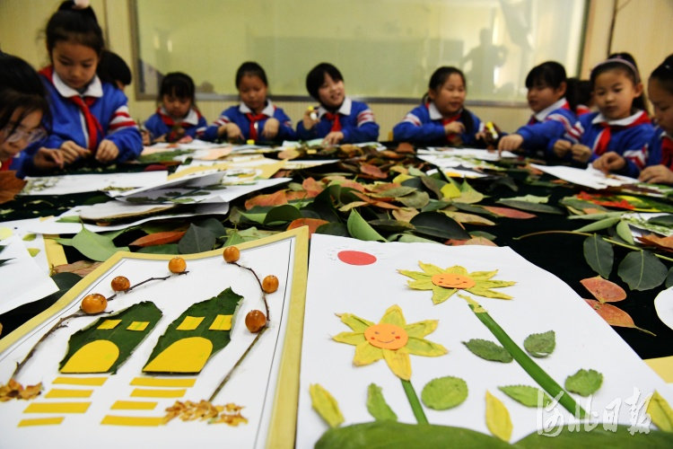 10月21日，广平县广平小学的学生制作的树叶贴画。