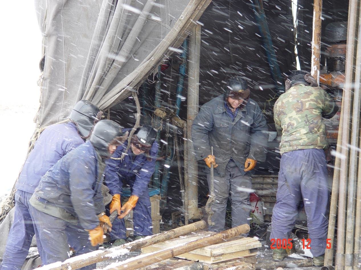 (寺庄金矿床——特大型金矿床,第六地质大队于2007年提交地质详查报告,率先实现国务院“攻深找盲”战略重大突破。图为队员在寺庄钻探施工。)