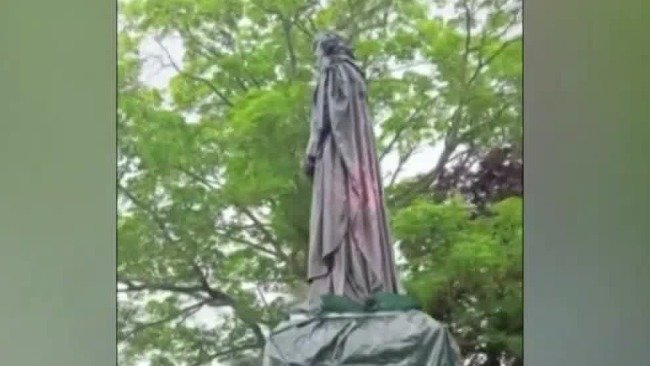 撒切尔夫人雕像被喷漆：“保守党出局”