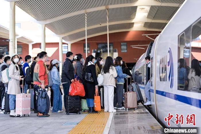 乘客准备乘车。 哈铁提供