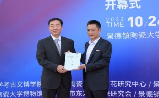 王海波代表校教育基金会接收捐赠