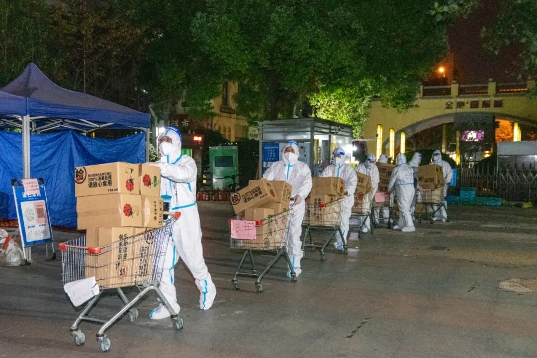 10月25日晚，包河区同安街道组织160余名防疫志愿者及时将政府“暖心蔬菜包”配送到金地国际城小区居民家中。程曦 全媒体记者 郭如琦 摄