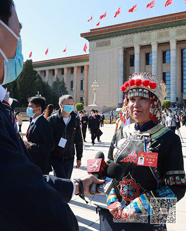 李媛媛代表在人民大会堂前接受采访。