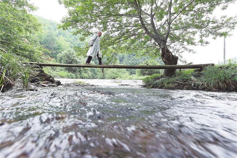 在铜鼓县高桥乡白石村，乡村医生杨福盛出门巡诊，为行动不便的村民送医上门。