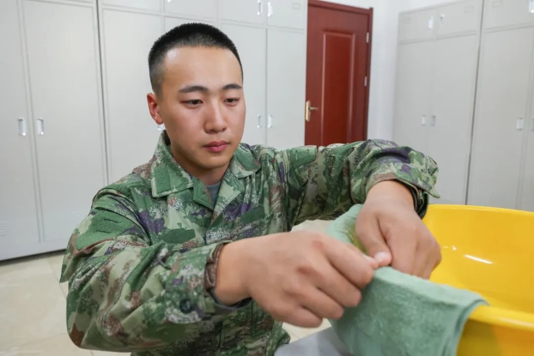 ▲武子杰在整理内务