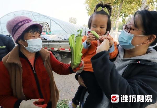 在潍城区北关街道东夏庄社区，一名小朋友正在品尝“潍县萝卜”。