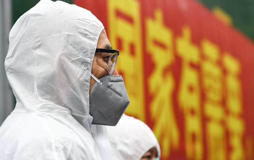 邮车驾驶员其美多吉在四川成都准备出发,向武汉运送防疫物资(2020年2月14日摄)。新华社记者 薛玉斌 摄
