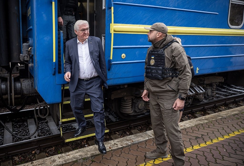 德国总统施泰因迈尔25日抵达乌克兰首都基辅进行访问。（视觉中国）