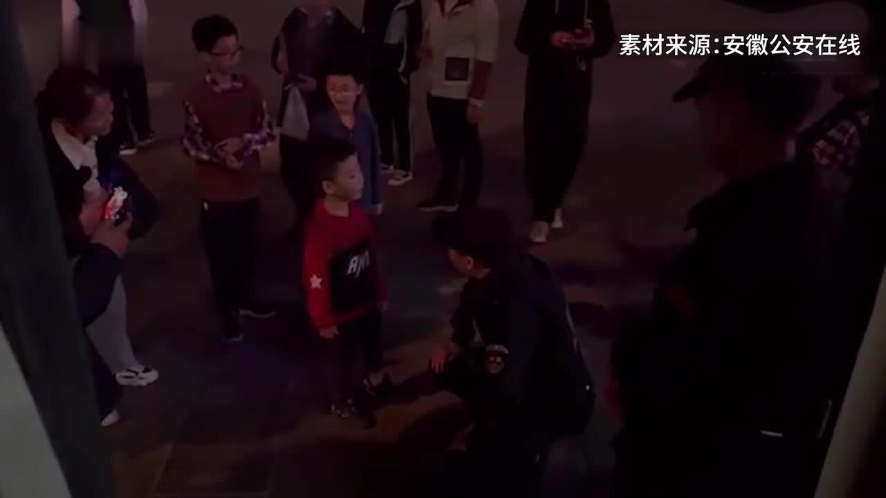 小朋友在外捡钱，组团交给警察