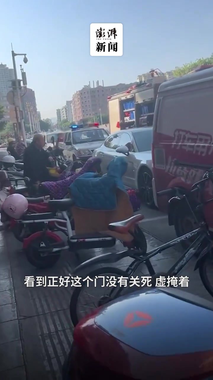 老人倒挂14楼窗边，路人用床单绑脚拉住