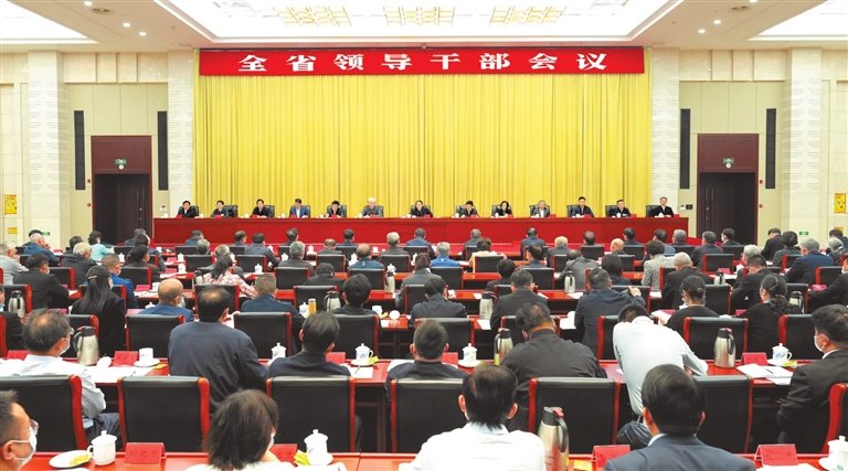10月24日，全省领导干部会议召开，传达学习党的二十大精神，全面部署学习宣传贯彻落实各项工作。本报首席记者 海 波摄