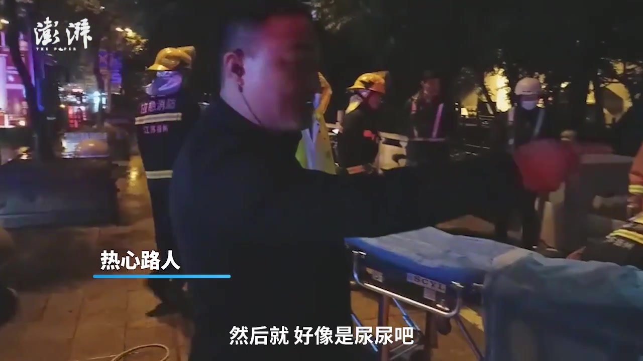 男子酒后跌落水中，被救起后趴在岸边打呼噜