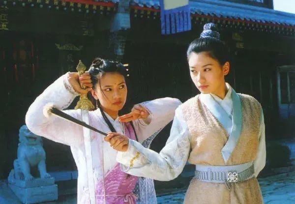 电视剧《倚天屠龙记》（2003）：周芷若和赵敏