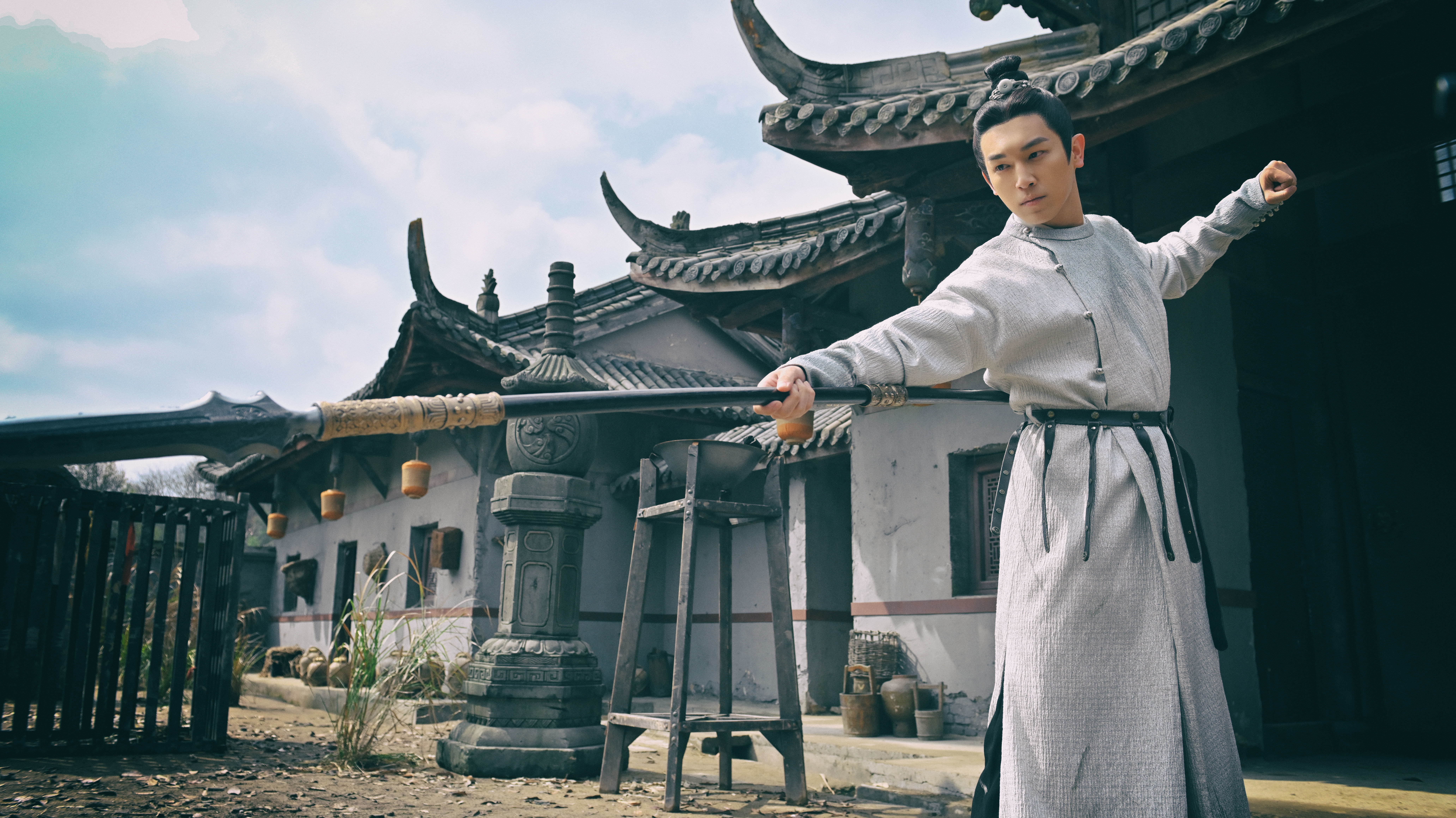 卢凌风擅使长枪。