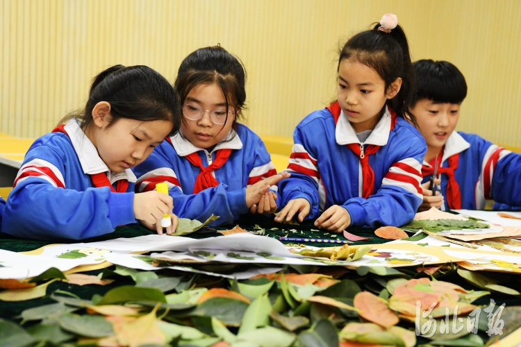 10月21日，广平县广平小学的学生们在制作树叶贴画。