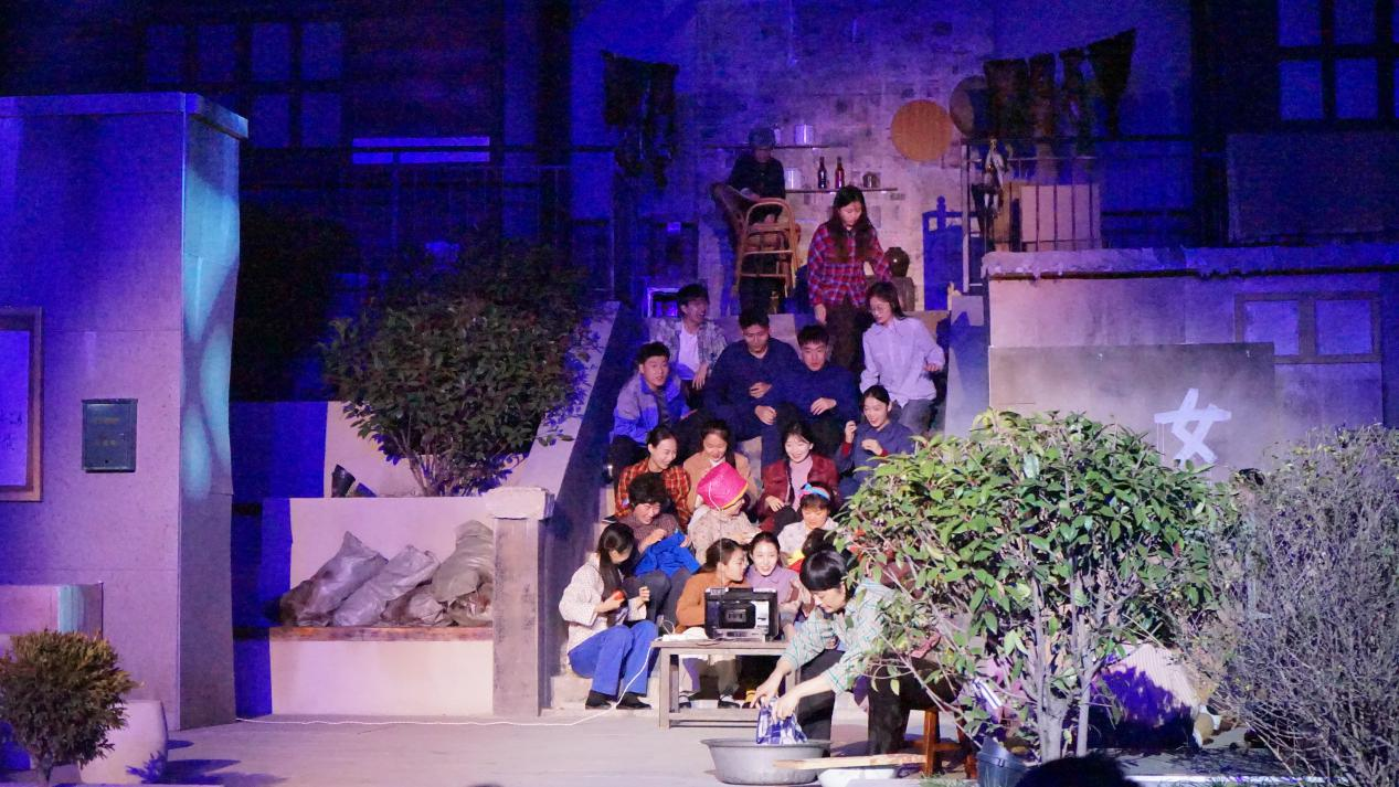 实景话剧《里院》首演 再现青岛老城烟火气