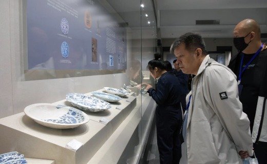 嘉宾参观青花博物馆
