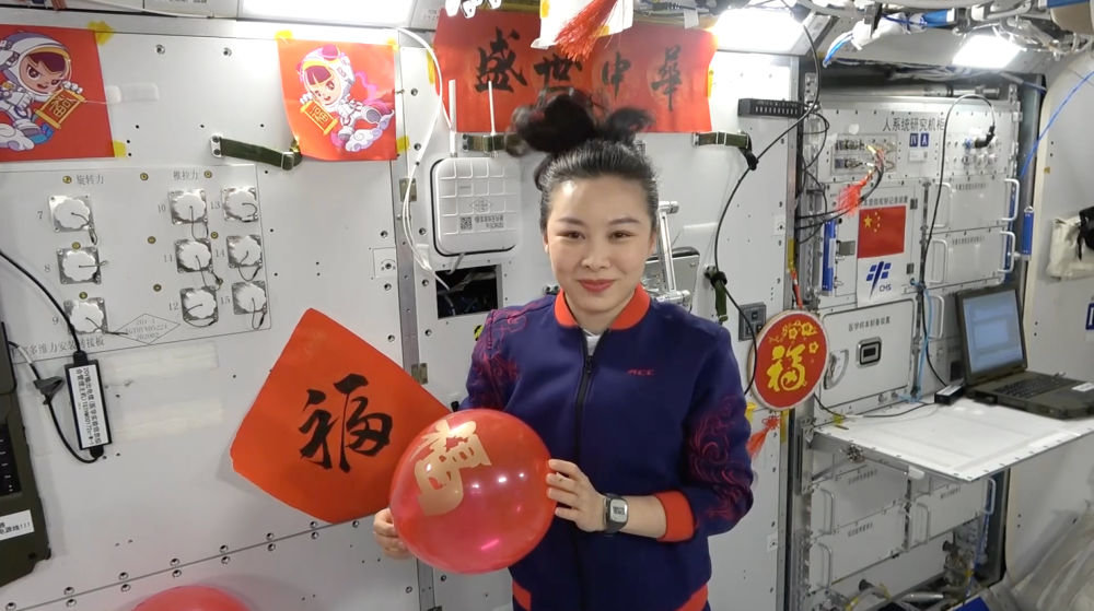 2022年1月31日,农历除夕,神舟十三号航天员王亚平在遥远的太空专门发来视频,向祖国和人民送上祝福(视频截图)。新华社发