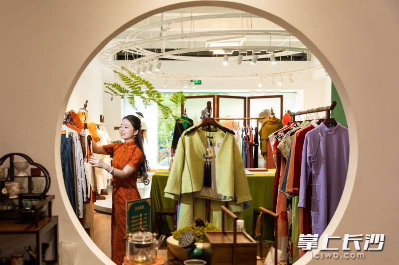 杨恩亮2019年回长沙自己创业开设古法旗袍门店，店面从30平方米扩大到130平方米。