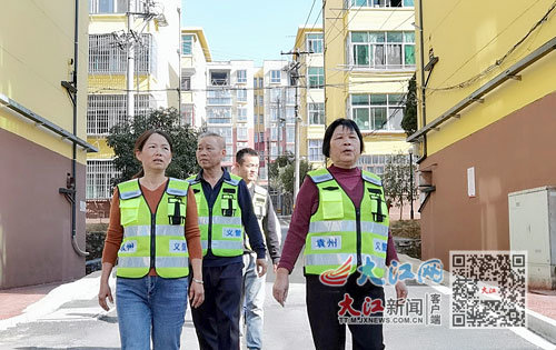 易国华(右)和江轴社区义警巡逻队在小区巡逻。江西日报记者 邹海斌摄