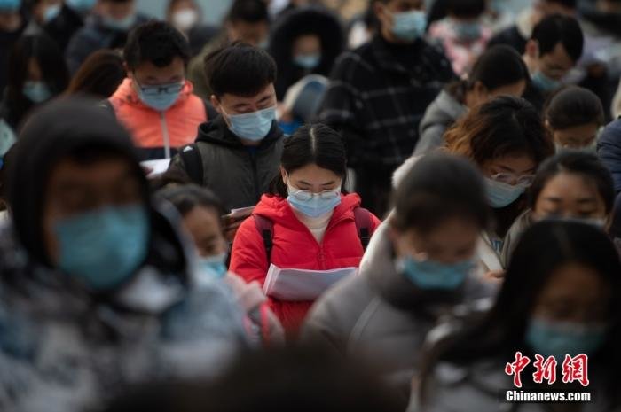 2021年11月28日，山西省太原市，考生在考前复习。 <a target='_blank' href='/'>中新社</a>记者 韦亮