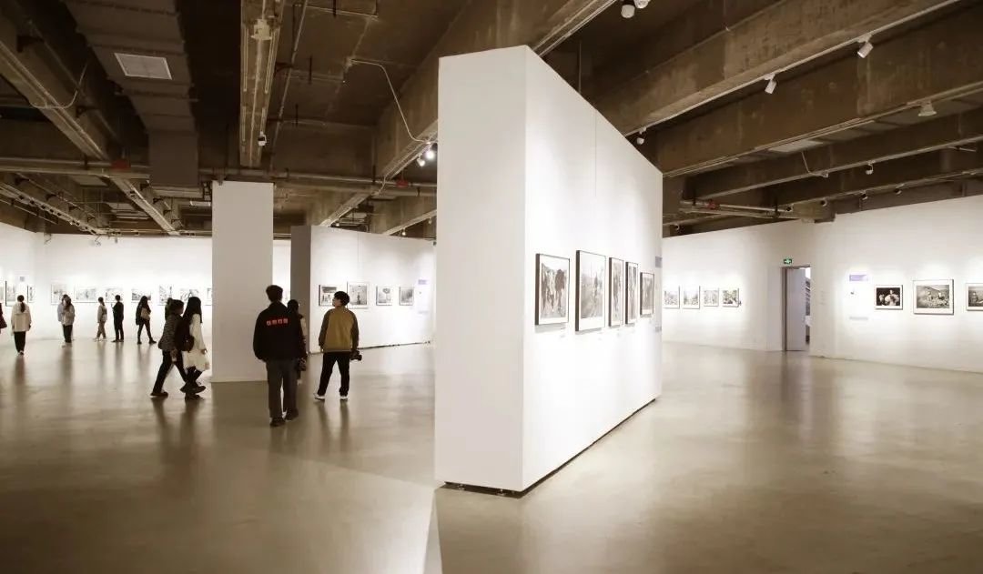 背影&middot;當(dāng)代中外攝影名家對話展