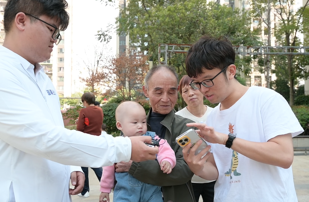 小晨帮帮团的“老人智能手机教学”日记凤凰网湖南_凤凰网