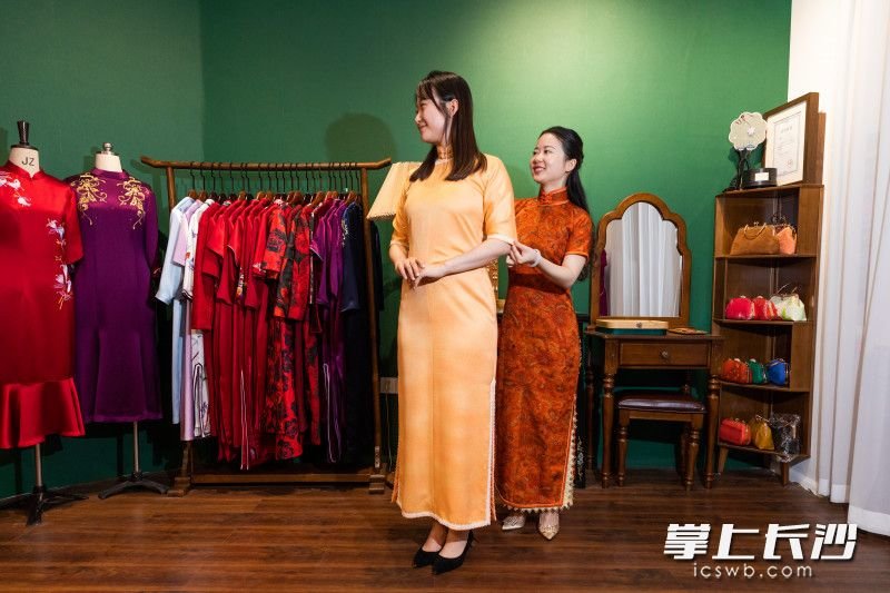 在杨恩亮的努力下，长沙了解和喜爱古法旗袍的人越来越多，这个群体逐渐年轻化，顾客群体中“90后”“00后”的年轻群体占据了主力。