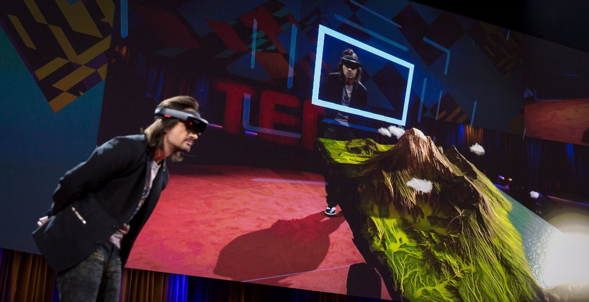 图1:微软在2016年演示HoloLens头显