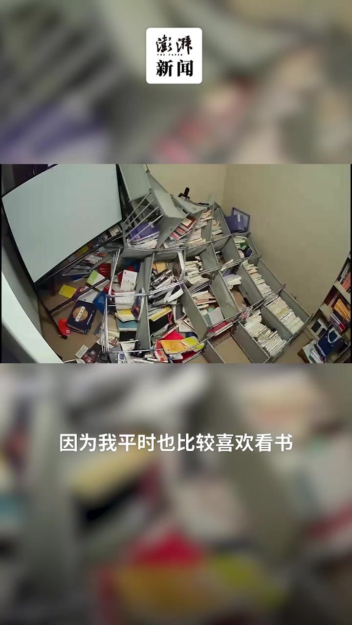 猫咪压塌简易书架，主人：有一千多册书要整理，很崩溃