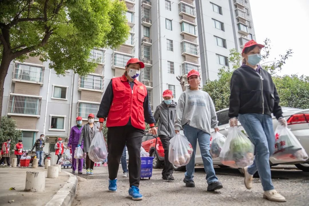 10月26日，瑶海区三里街街道工作人员和青年志愿者一起将“暖心物资包”送至居民家中。李晓东 全媒体记者 赵瑞瑞 摄